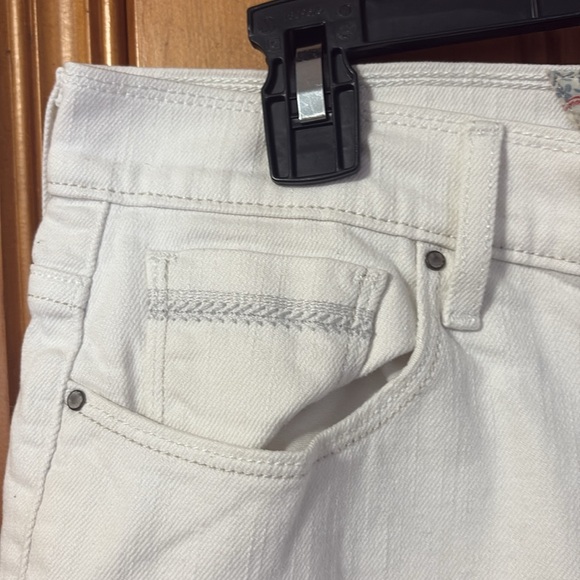 Levi's White Denim Shorts - High Rise - Size 10 - Picture 3 of 9